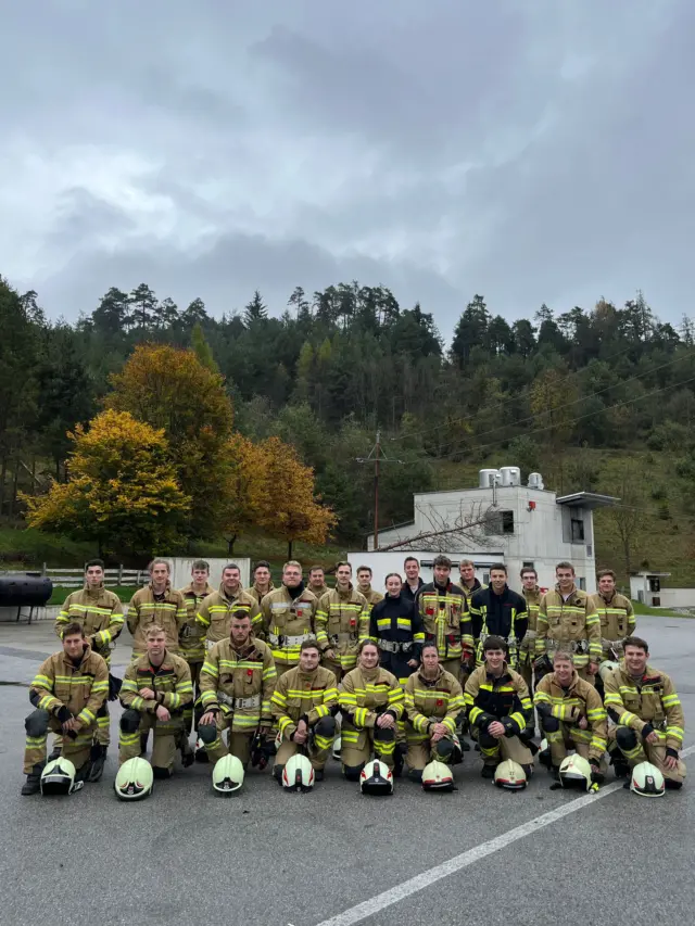 🚒 Atemschutzlehrgang 👩‍🚒👨‍🚒
 
✅ Vorgehen, Atmung, Atemgifte
✅ Brandverlaufskurve, Türöffnung
✅ Atemschutzüberwachung
✅ Aufbau und Funktion Pressluftatmer & Maske
✅ Personen- und Kameradenrettung
✅ Atemschutz-Übungsstrecke
✅ Österreichischer Feuerwehratemschutztest (ÖFAST)
 
#feuerwehrtirol #lfstirol #lehrgangsfoto