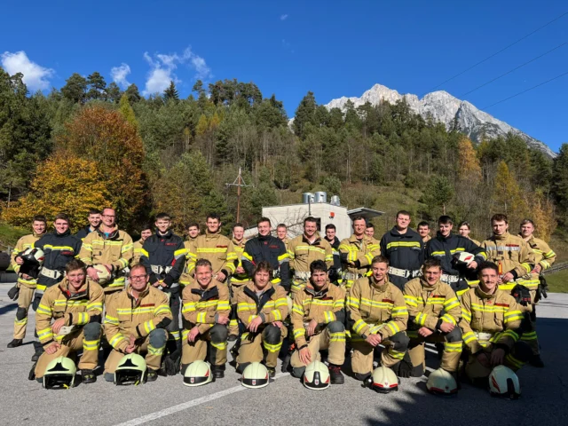 🚒 Atemschutzlehrgang 👩‍🚒👨‍🚒
 
✅ Vorgehen, Atmung, Atemgifte
✅ Brandverlaufskurve, Türöffnung
✅ Atemschutzüberwachung
✅ Aufbau und Funktion Pressluftatmer & Maske
✅ Personen- und Kameradenrettung
✅ Atemschutz-Übungsstrecke
✅ Österreichischer Feuerwehratemschutztest (ÖFAST)
 
#feuerwehrtirol #lfstirol #lehrgangsfoto