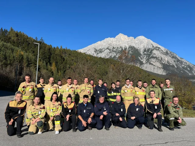 🚒 Strahlenschutzlehrgang 1 👩‍🚒👨‍🚒
 
✅ Grundlagen des Strahlenschutzes
✅ Strahlenarten und Reichweite von Strahlen
✅ Strahlenschutz in den Tiroler Feuerwehren
✅ Taktik im Strahlenschutzeinsatz
✅ Grundlagen der Abschirmung
✅ Berechnung von Aufenthaltszeit und Dosis
✅ Abspüren einer Person und Spürverfahren
✅ Bedienung der Messgeräte im Strahlenschutzeinsatz
 
#feuerwehrtirol #lfstirol #lehrgangsfoto