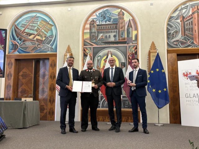 🌟 Glanzleistung – das junge Ehrenamt! 🌟

Zehn junge Persönlichkeiten aus Tirol wurden heuer mit der Auszeichnung „Glanzleistung – das junge Ehrenamt“ geehrt. Sie engagieren sich mit Herzblut in ganz unterschiedlichen Bereichen – von Jugendarbeit über Sport bis hin zum Katastrophenschutz.

Ein Beispiel dafür ist Florian Uhl von der Freiwilligen Feuerwehr Zaunhof, der sich besonders engagiert als Jugendbetreuer – sowohl bei der Feuerwehr als auch beim Roten Kreuz.

Die prämierten Projekte und Initiativen zeigen, wie vielfältig und grenzenlos junges Ehrenamt in Tirol, Südtirol und Trentino gelebt wird.

👏 Ein großes DANKE an alle Nominierten: Ihr seid ein wertvoller Teil unserer starken Gemeinschaft! 💪✨

#Glanzleistung #JungesEhrenamt #Tirol #Euregio #Gemeinschaft #Danke #feuerwehrtirol #feuerwehrjugendtirol