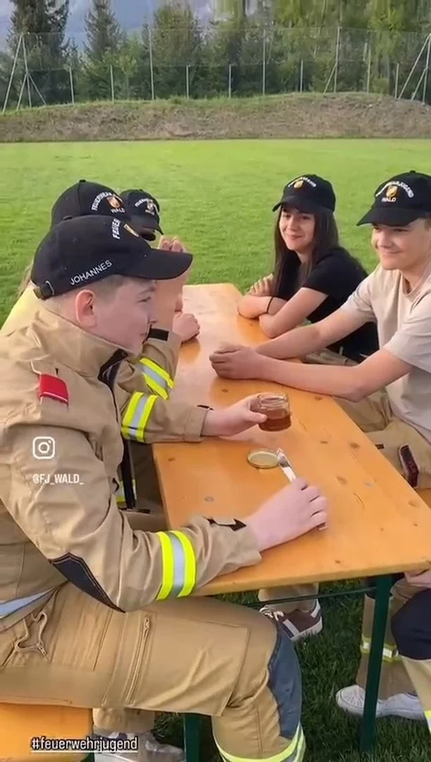 🐝 Die Feuerwehrjugend-Woche 2025 ist erfolgreich zu Ende gegangen! 🚒🌱

In ganz Österreich haben Feuerwehrjugendgruppen mit kreativen Aktionen zur Förderung der Biodiversität und Artenvielfalt beigetragen – ein starkes Zeichen für unsere gemeinsame Zukunft! 💪🐝🌻
Ein besonderes Highlight: @fj_wald_ hat mit ihrem großartigen Video den 1. Platz bei der BeeWild-Premierung geholt! 🥳🎥👏

#feuerwehrtirol #feuerwehrjugendtirol #beewild #seidabei #naturschutzistcool