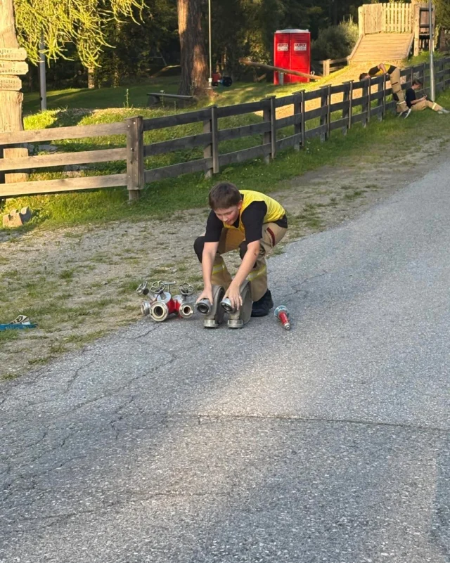Die Tiroler Feuerwehrjugend ist bereit für Weiz! 💪🚒

Die Bewerbsgruppen aus St. Jakob im Defereggen, Volders, Arzl, Sistrans, Stams und die Mädchengruppe aus dem Bezirk Lienz haben sich durch ihre herausragenden Leistungen beim 39. Tiroler Landes-Feuerwehrjugendleistungsbewerb für das Feuerwehrjugend-Megaevent in Weiz / Steiermark qualifiziert. 
Um sich bestmöglich vorzubereiten, wurde einmal in Stams und einmal in St. Jakob im Defereggen ein Vorbereitungsbewerb organisiert.
Unter realen "Bewerbsbedingungen" arbeiteten die Jugendgruppen gemeinsam mit den Bewertern des LFV Tirol an letzten Verbesserungen, um schnellere Zeiten zu erzielen und vor allem Fehler zu vermeiden.

Heute ein paar Impressionen aus Stams und St. Jakob im Defereggen.

Bilder: 
#feuerwehrjugend #vorbereitungstrainig #weiz2025 #wirsindbereit #feuerwehrjugendtirol