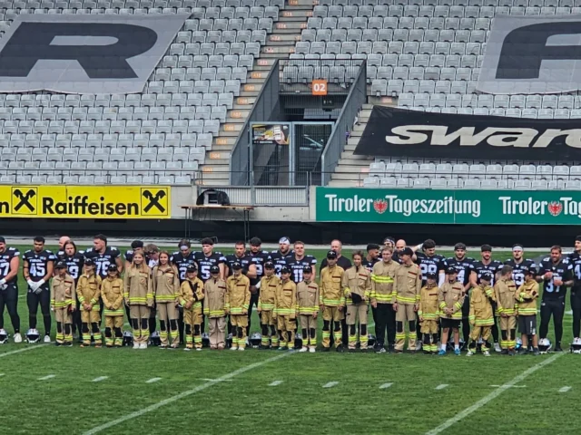 🏈🔥 Sport trifft auf Tradition!
Die Feuerwehrjugend Innernavis durfte am Sonntag beim Spiel RAIDERS Tirol vs. Cologne Centurions als Teil der Pre-Game Area dabei sein und gemeinsam mit den Profis ins Stadion einlaufen – ein echtes Highlight! 👟🚒

Ein herzliches Danke an die RAIDERS Tirol für die Einladung und die Wertschätzung gegenüber den  Freiwilligen Feuerwehren Tirols! 💪🙌

#FeuerwehrTirol #feuerwehrjugendtirol  #RaidersTirol #ELF #EinsatzMitHerz #Kameradschaft #SportTrifftTradition