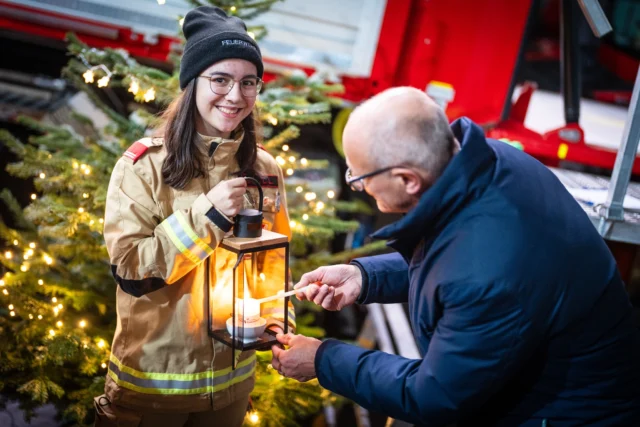 🕯️ Friedenslicht 🕯️

Im Rahmen einer feierlichen Übergabe wurde das Friedenslicht an die Feuerwehrjugend Tirol weitergegeben. Gemeinsam überreichten LFKUR Dr. Anno Schulte-Herbrüggen, Landeshauptmann Anton Mattle, Landes-Feuerwehrkommandant Jakob Unterladstätter und Landes-Feuerwehrinspektor Rene Staudacher das Licht des Friedens an rund 800 Feuerwehrjugendmitglieder.

Vertreten waren alle Bezirke Tirols sowie Kameradinnen und Kameraden aus Südtirol – ein starkes Zeichen gelebter Gemeinschaft über Grenzen hinweg.

Die Feuerwehrjugend Tirol trägt das Friedenslicht nun weiter in die Orte und Gemeinden und lässt damit Hoffnung, Zusammenhalt und Zuversicht erstrahlen. Gleichzeitig werden Spenden für „Licht ins Dunkel“ gesammelt, die über das Netzwerk Tirol gezielt dort ankommen, wo Hilfe gebraucht wird – für Tirolerinnen und Tiroler in schwierigen Lebenssituationen. ❤️

Ein großes DANKE an alle Jugendlichen, Betreuerinnen und Betreuer sowie Unterstützerinnen und Unterstützer, die diese besondere Tradition Jahr für Jahr mit Leben füllen. Gemeinsam setzen wir ein Zeichen für Frieden, Solidarität und Nächstenliebe. 🕯️🚒

#feuerwehrtirol #feuerwehrjugendtirol #Friedenslicht #LichtInsDunkel #GemeinsamStark