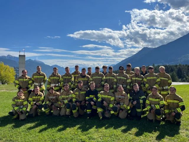 🚒 Atemschutzlehrgang 👩‍🚒👨‍🚒
 
✅ Vorgehen, Atmung, Atemgifte
✅ Brandverlaufskurve, Türöffnung
✅ Atemschutzüberwachung
✅ Aufbau und Funktion Pressluftatmer & Maske
✅ Personen- und Kameradenrettung
✅ Atemschutz-Übungsstrecke
✅ Österreichischer Feuerwehratemschutztest (ÖFAST)
 
#feuerwehrtirol #lfstirol #lehrgangsfoto