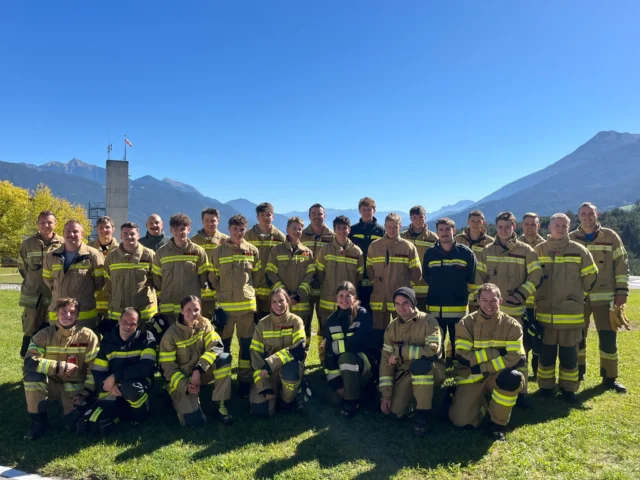 🚒 Atemschutzlehrgang 👩‍🚒👨‍🚒
 
✅ Vorgehen, Atmung, Atemgifte
✅ Brandverlaufskurve, Türöffnung
✅ Atemschutzüberwachung
✅ Aufbau und Funktion Pressluftatmer & Maske
✅ Personen- und Kameradenrettung
✅ Atemschutz-Übungsstrecke
✅ Österreichischer Feuerwehratemschutztest (ÖFAST)
 
#feuerwehrtirol #lfstirol #lehrgangsfoto