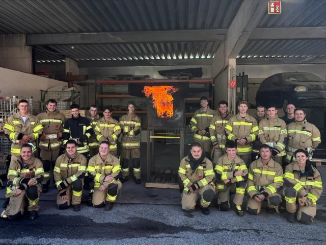 🚒 Atemschutzlehrgang 👩‍🚒👨‍🚒
 
✅ Vorgehen, Atmung, Atemgifte
✅ Brandverlaufskurve, Türöffnung
✅ Atemschutzüberwachung
✅ Aufbau und Funktion Pressluftatmer & Maske
✅ Personen- und Kameradenrettung
✅ Atemschutz-Übungsstrecke
✅ Österreichischer Feuerwehratemschutztest (ÖFAST)
 
#feuerwehrtirol #lfstirol #lehrgangsfoto