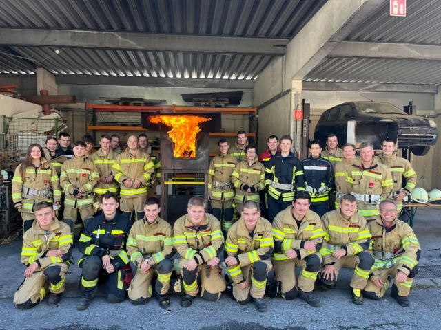 🚒 Atemschutzlehrgang 👩‍🚒👨‍🚒
 
✅ Vorgehen, Atmung, Atemgifte
✅ Brandverlaufskurve, Türöffnung
✅ Atemschutzüberwachung
✅ Aufbau und Funktion Pressluftatmer & Maske
✅ Personen- und Kameradenrettung
✅ Atemschutz-Übungsstrecke
✅ Österreichischer Feuerwehratemschutztest (ÖFAST)
 
#feuerwehrtirol #lfstirol #lehrgangsfoto