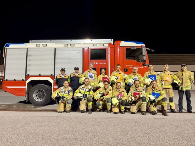 🚒🏆 Technische Leistungsprüfung in Gold erfolgreich absolviert!

Gestern stellte sich eine Gruppe aus Mitarbeitern der Landes-Feuerwehrschule und des Landes-Feuerwehrverbandes Tirol der Technischen Leistungsprüfung (TLP) Form A in Gold und meisterten diese erfolgreich! 💪

Im Mittelpunkt standen der sichere Umgang mit den Geräten der technischen Hilfeleistung, das richtige Zusammenspiel innerhalb der Gruppe sowie eine möglichst fehlerfreie Durchführung der gestellten Aufgaben.

👏 Wir gratulieren allen Teilnehmern herzlich zur bestandenen Leistungsprüfung und bedanken uns beim Bewerterteam des @bfv.ibkland  für die Durchführung!

#FeuerwehrTirol #LFSTirol #TLP #TechnischeLeistungsprüfung