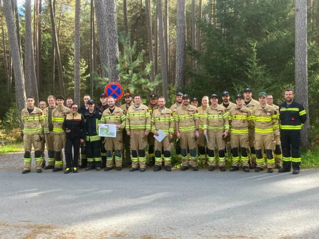 🚒 Funklehrgang mit Funkbeauftragtenausbildung - Praxis 👩‍🚒👨‍🚒
 
✅ Aufgaben des Funk-Beauftragten
✅ Praxis Funkgerät
✅ Funkübungen in diversen Einsatzszenarien
 
#feuerwehrtirol #lfstirol #lehrgangsfoto