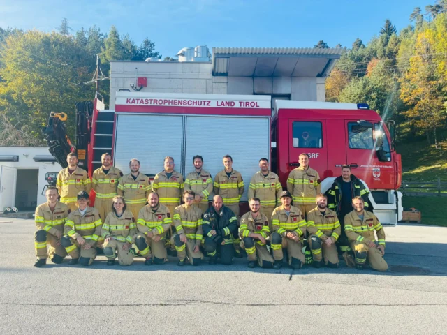 🚒 Lehrgang für Motorsäge-Hebekissen-Hubzug-Seilwinde 👩‍🚒👨‍🚒
 
✅ Bedienung, Reinigung und Wartung von Motor- und Rettungssägen
✅ Bedienung Hubzug, Seilwinde und Bewegung von Lasten
✅ Anschlagpunkte und wirkende Kräfte 
✅ Zug- und Druckkräfte bei Bäumen
✅ Bedienung Hebekissen
✅ PSA sowie Sicherungsmaßnahmen auf Dächern
✅ Lasten unterbauen und sichern
✅ Verhalten von Lasten bei Bewegung
 
#feuerwehrtirol #lfstirol #lehrgangsfoto