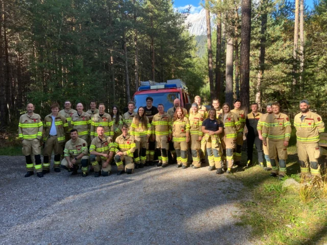 🚒 Funklehrgang mit Funkbeauftragtenausbildung - Praxis 👩‍🚒👨‍🚒
 
✅ Aufgaben des Funk-Beauftragten
✅ Praxis Funkgerät
✅ Funkübungen in diversen Einsatzszenarien
 
#feuerwehrtirol #lfstirol #lehrgangsfoto