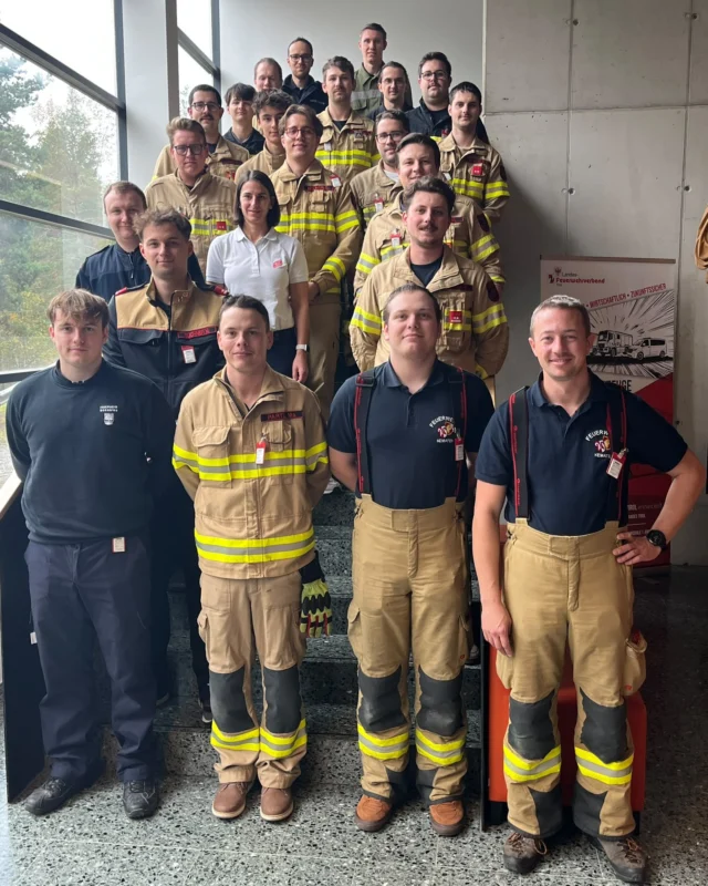 🚒 Strahlenschutzlehrgang 1 mit Teilnehmerinnen und Teilnehmern aus Tirol und Vorarlberg👩‍🚒👨‍🚒
 
✅ Grundlagen des Strahlenschutzes
✅ Strahlenarten und Reichweite von Strahlen
✅ Strahlenschutz in den Tiroler und Vorarlberger Feuerwehren
✅ Taktik im Strahlenschutzeinsatz
✅ Grundlagen der Abschirmung
✅ Berechnung von Aufenthaltszeit und Dosis
✅ Abspüren einer Person und Spürverfahren
✅ Bedienung der Messgeräte im Strahlenschutzeinsatz
 
#feuerwehrtirol #lfstirol #lehrgangsfoto